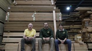 De izquierda a derecha, José, Juan Manuel y Milena Henn, la familia al frente de Maderas Selectas, con plantas en Rosario y Misiones.