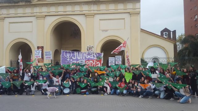 Aborto: realizaron un “pañuelazo” frente a la Catedral santafesina