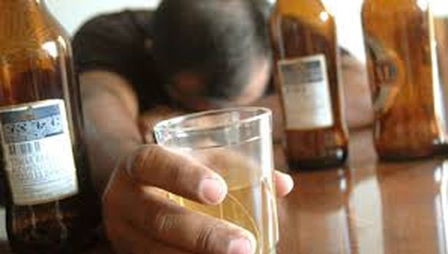 Sin control. El alcohólico puede emborracharse todos los días o sólo en ocasiones pero siempre bebe en exceso.