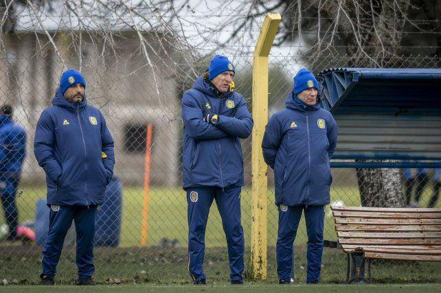 Ariel Holan observa el rendimiento de su equipo en el amistoso ante Central Córdoba.