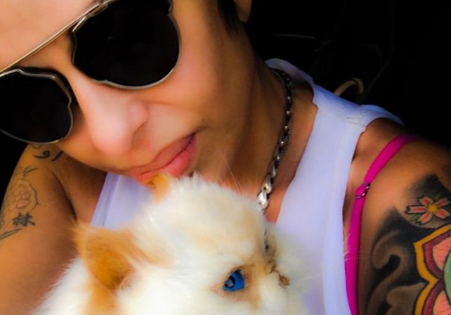 Embalsamó a su gato muerto y ahora lo lleva con ella a todas partes