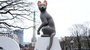 La estatua del gato animado protagonista de la película Flow, que el domingo significó el primer Oscar de la historia para Letonia
