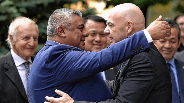 Infantino celebró el regreso de Tapia al Consejo de FIFA