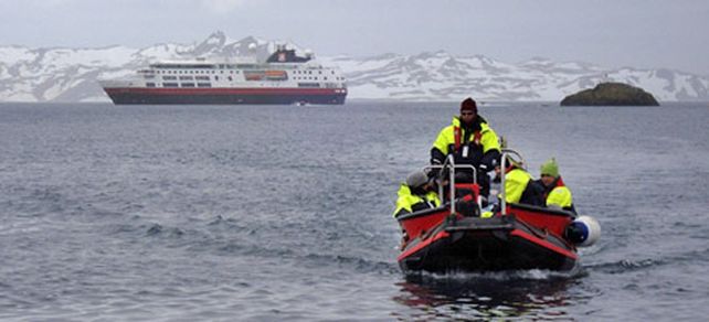 Un crucero qued&oacute; a la deriva y choc&oacute; con un t&eacute;mpano en el mar Ant&aacute;rtico