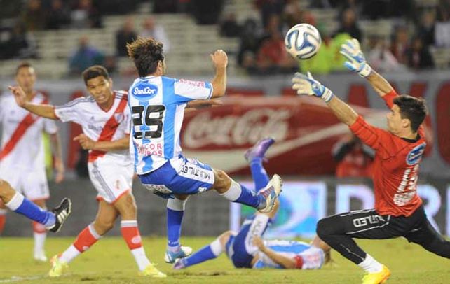 El 2-0. El delantero colombiano Teófilo Gutiérrez remata cruzado y convierte ante el intento de cerrar del defensor Ariel Garcé y el arquero Guillermo Marinelli.