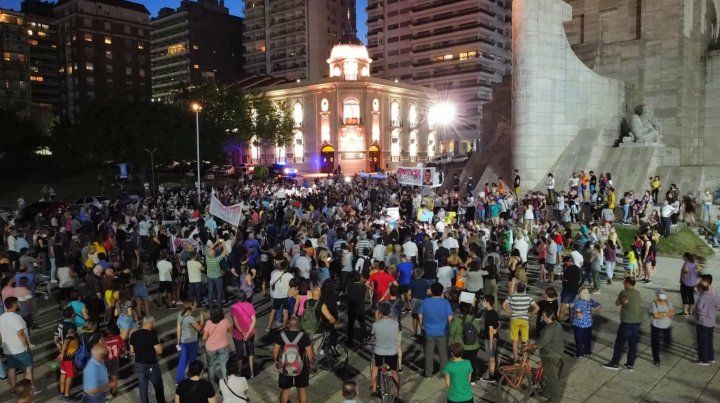 Perotti y Javkin se presentaron en la marcha y recibieron fuerte reclamos de los vecinos por la inseguridad Perotti y Javkin se presentaron en la marcha y recibieron fuerte reclamos de los vecinos por la inseguridad