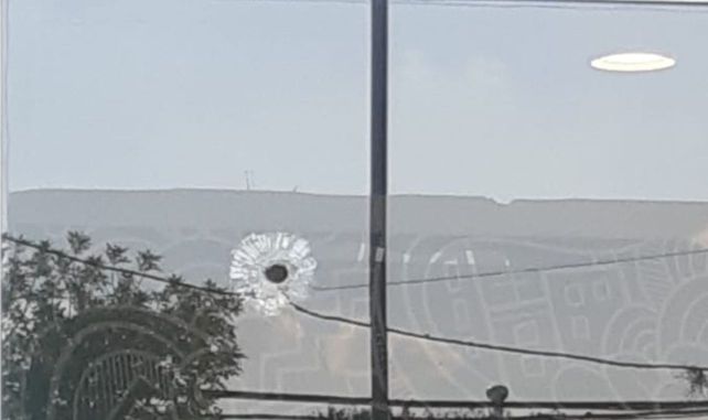 En la fachada de la sucursal del banco se podían divisar al menos dos disparos de armas de fuego.&nbsp;