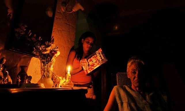 A la luz de las velas. Los cubanos atraviesan serios problemas de energía.
