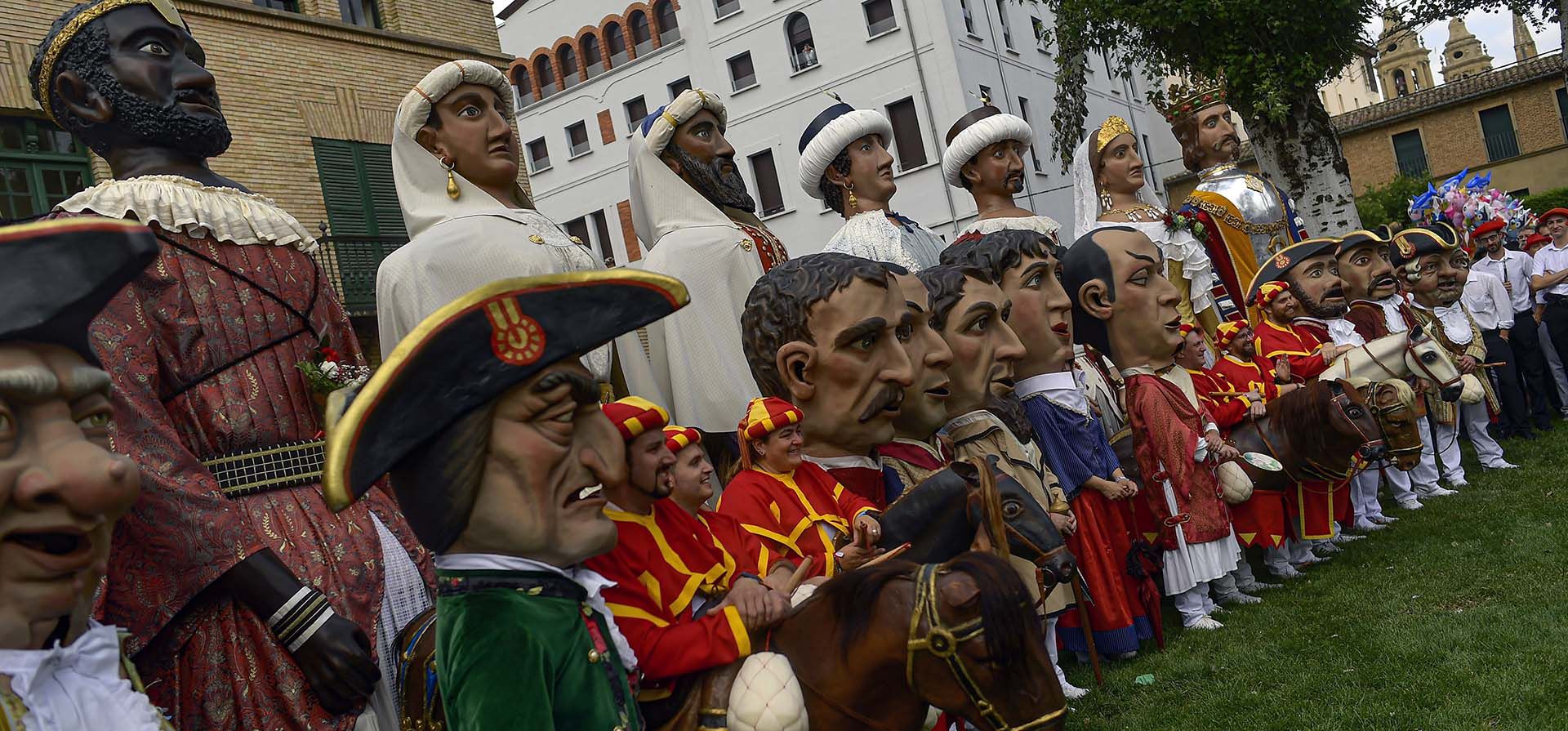 Miembros de la Comparsa de los Gigantes de San Fermín posan para una fotografía en las fiestas de San Fermín en Pamplona, España, el lunes 8 de julio de 2024. (Foto AP/Álvaro Barrientos) Miembros de la Comparsa de los Gigantes de San Fermín posan para una fotografía en las fiestas de San Fermín en Pamplona, España, el lunes 8 de julio de 2024. (Foto AP/Álvaro Barrientos)