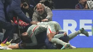 Los jugadores de Atlético Madrid celebran eufóricos el gol agónico del rosarino Ángel Correa, que está debajo de todos.