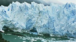 Extra&ntilde;o fen&oacute;meno en Los Glaciares: emergi&oacute; del agua una pir&aacute;mide de hielo