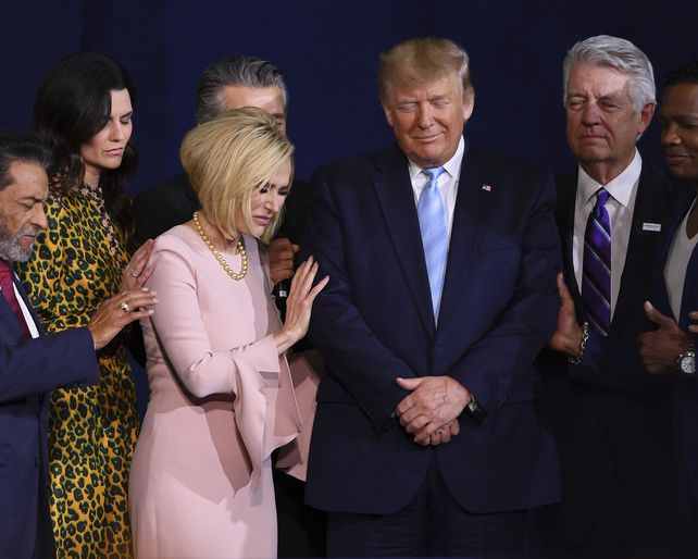 Trump reza rodeado de pastores de diversas iglesias evangélicas.&nbsp;