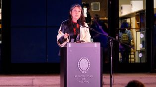 La escritora Claudia Piñeiro anoche durante la apertura de la Feria Internacional del Libro de Rosario 2022.&nbsp;