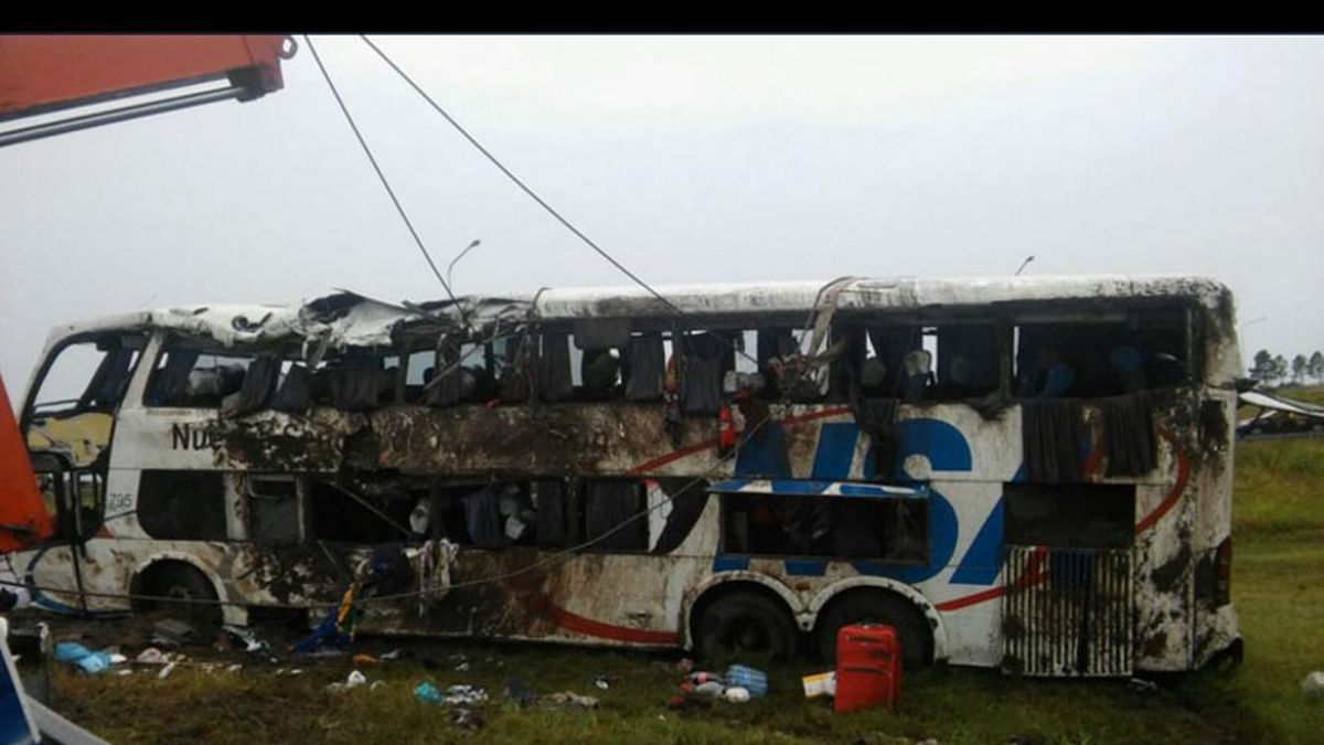 Un colectivo volcó en la ruta nacional 14: hay cinco muertos y 50 heridos