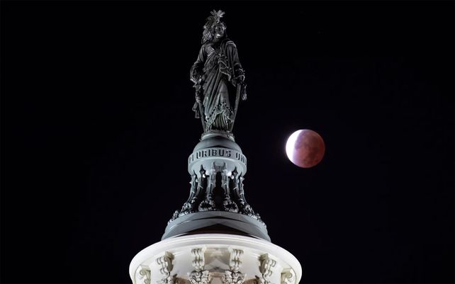 Las espectaculares imágenes del eclipse parcial lunar