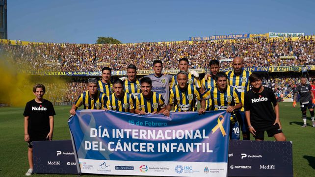 Pese al intenso calor, los hinchas fueron en gran número a apoyar al equipo de Miguel Angel Russo.
