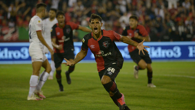 El centrodelantero celebra el gol que le dio la victoria a Newells ante Independiente luego de pegarle de volea.