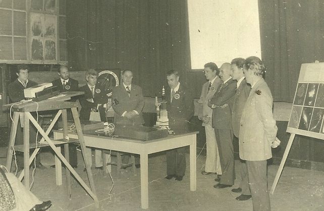 Angel Meynet presenta al&nbsp;Dr. Luis Ambrosio Milone del Observatorio Astronómico Nacional de Córdoba. De izquierda a derecha: Jorge Coghlan