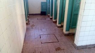 Demanda laboral: limpiaba el baño de una escuela, se salpicó con excremento y perdió un ojo