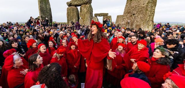 Miles de personas celebraron el amanecer del solsticio de invierno en Stonehenge