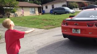 Un padre le arrancó un diente de leche a su hijo tirando de un Chevrolet Camaro