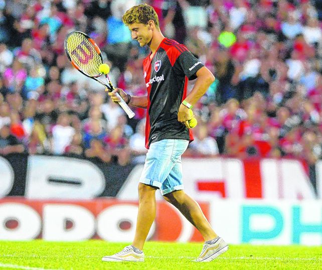 Parte de la religión. Renzo Olivo se puso la camiseta y participó de una actividad en el estadio Coloso Bielsa.