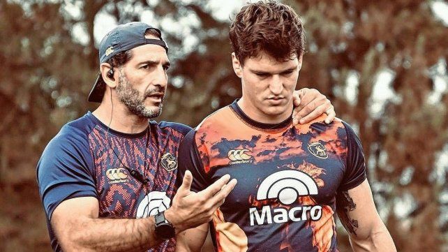 El santafesino Manuel Bernstein dialoga con el entrenador Juan Manuel Leguizamón.