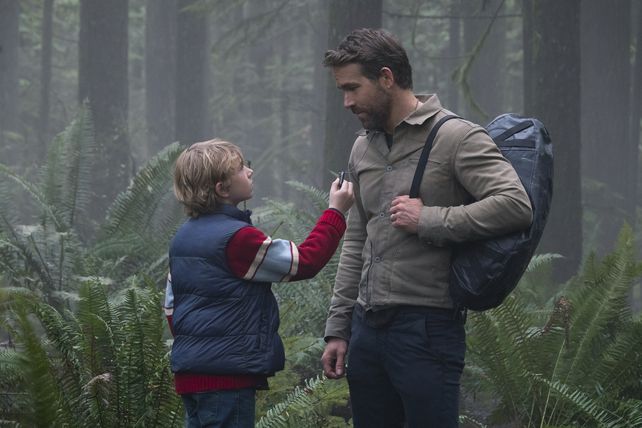 El popular Ryan Reynolds hace dupla con el actor debutante Walker Scobell.&nbsp; 