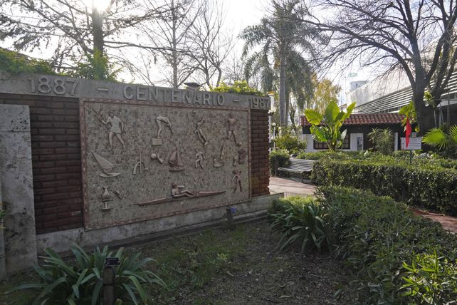 En 1987 se inauguró esta obra en el ingreso al club, con el símbolo de todos los deportes que se practican.