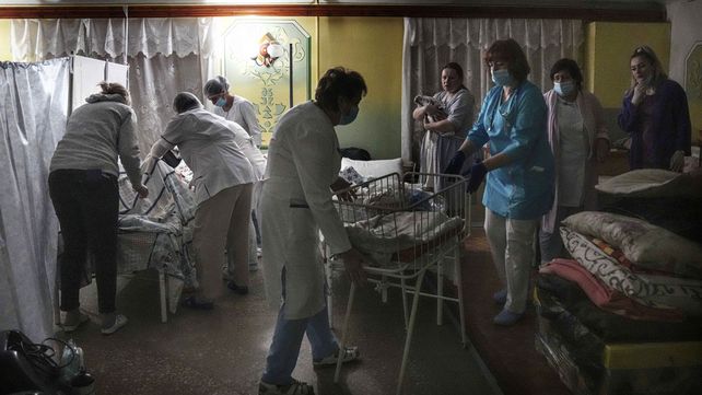 El sótano de una maternidad convertido en refugio en Mariupol