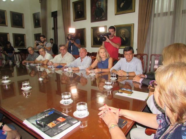 Gremios docentes rechazaron la propuesta de aumento en tres tramos ofrecida por el Gobierno