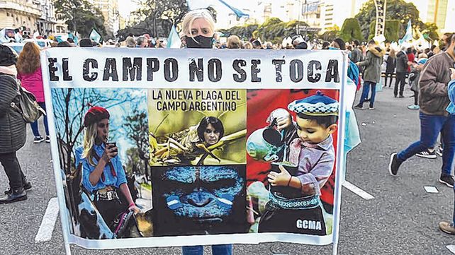 Expl&iacute;cita. Una mujer exhibe una pancarta de apoyo al campo en las inmediaciones del Obelisco.