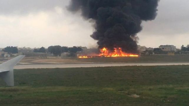 Cinco muertos tras estrellarse y prenderse fuego un avión en Malta