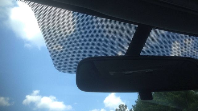 ¿Qué son esos puntitos negros en el borde de los parabrisas?