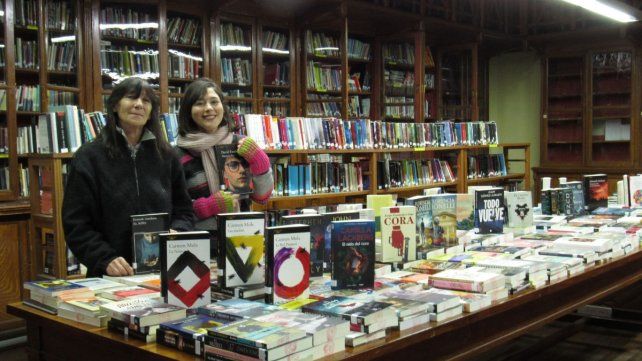 Las trabajadoras de la Biblioteca posando con las nuevas adquisiciones