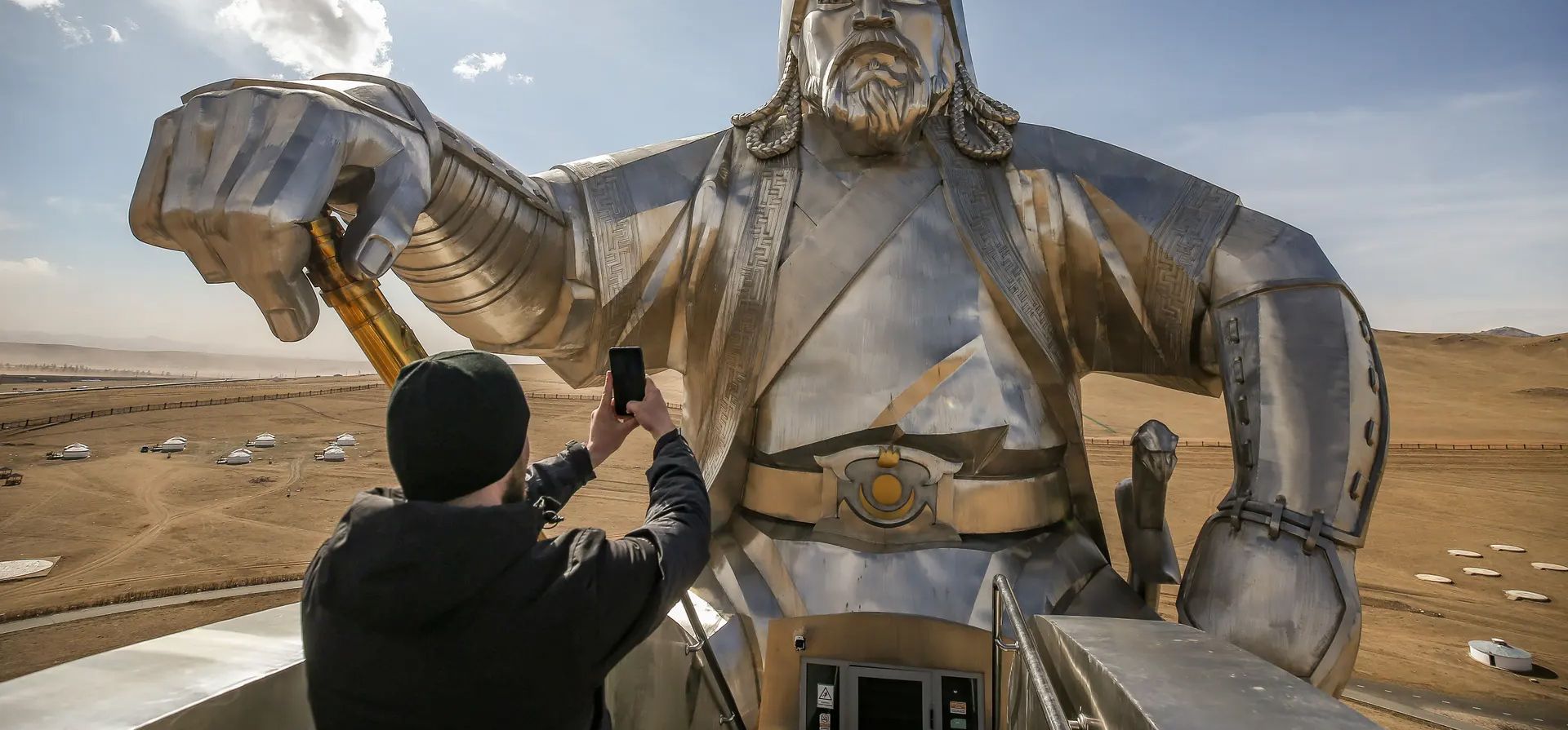 Una estatua de 40 metros de altura de Genghis Khan sobresale de la llanura en la región de Tsonjin Boldog, Ulán Bator, Mongolia, a una hora de la capital. Los visitantes del monumento, hecho de acero inoxidable, pueden tomar un ascensor a la parte superior. Fotografía: Agencia Anadolu/Getty Images