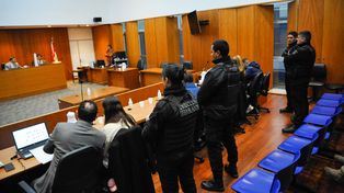 Priscila Denoya junto a su abogado, Fausto Yrure, de cara al tribunal que la juzga junto a dos hombres por el homicidio del padre de su hija.