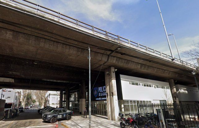 Flores: un camión chocó en una autopista, y un cartel cayó y mató a un policía
