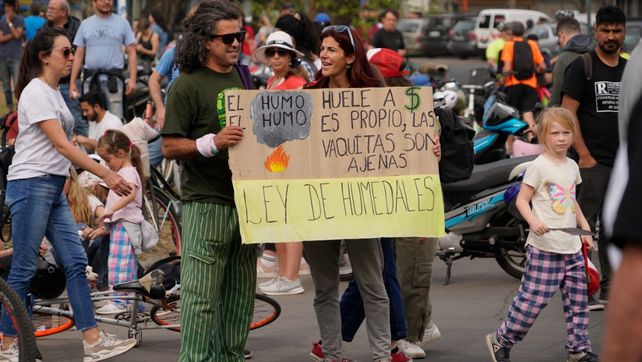 Miles de manifestantes coparon este sábado el puente a Victoria.