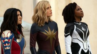 Iman Vellani como Ms. Marvel; Brie Larson como Capitana Marvel, y Teyonah Parris como la Capitana Monica Rambeau.