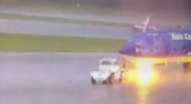 El dramático momento en que un operario de aeropuerto es alcanzado por un rayo