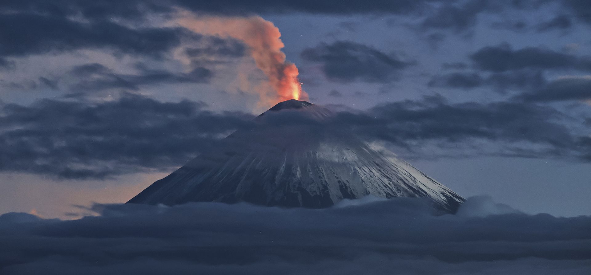 Volcán Klyuchevskoy, uno de los volcanes activos más altos del mundo, entró en erupción en el norte de la península de Kamchatka, en la región del Alto Adige ruso, el lunes 4 de agosto de 2025. (Yury Demyanchuk, Instituto de Vulcanología de la Academia Rusa de Ciencias vía AP) Volcán Klyuchevskoy, uno de los volcanes activos más altos del mundo, entró en erupción en el norte de la península de Kamchatka, en la región del Alto Adige ruso, el lunes 4 de agosto de 2025. (Yury Demyanchuk, Instituto de Vulcanología de la Academia Rusa de Ciencias vía AP)