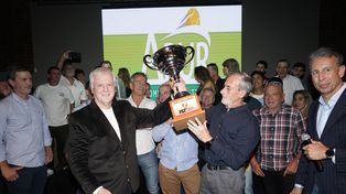 En la fiesta del tenis se premió a los equipos ganadores en cada una de las categorías.