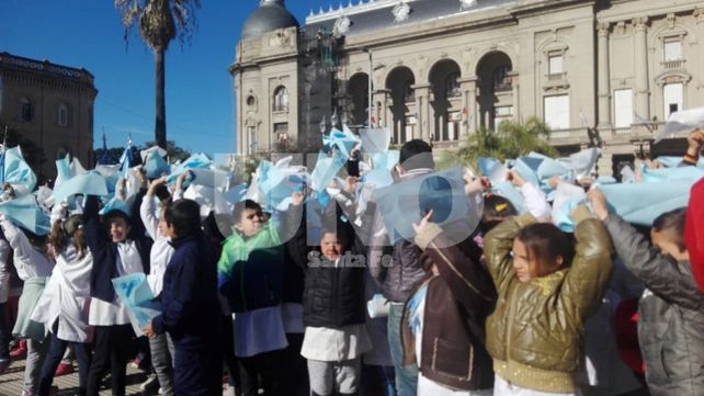 Miles de niños santafesinos juraron lealtad a la bandera nacional