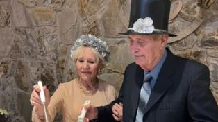 Celebración. El tradicional corte de torta realizado por los novios.