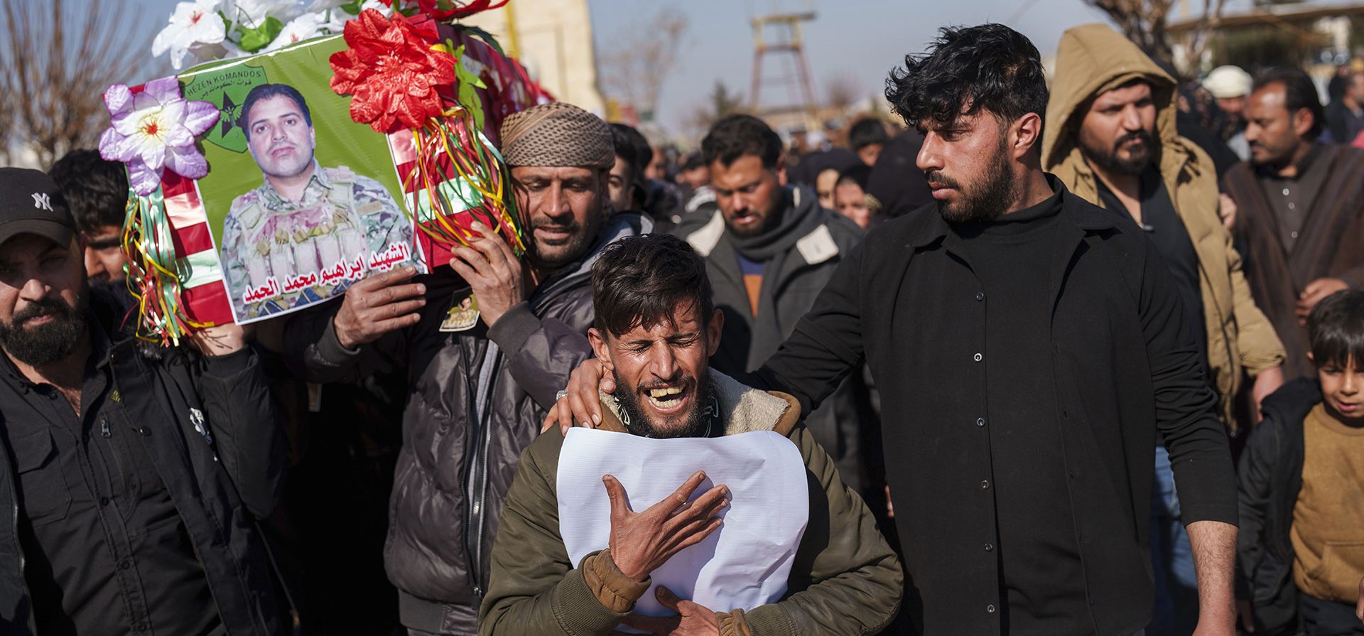 Hombres cargan el ataúd de Ibrahim al-Hamad, quien fue asesinado por una milicia apoyada por Turquía, durante el funeral de cuatro combatientes de las Fuerzas Democráticas Sirias en la aldea de Daoudiya, en la provincia de Hassakeh, en el noreste de Siria, el miércoles 29 de enero de 2025. (Foto AP/Bernat Armangue) Hombres cargan el ataúd de Ibrahim al-Hamad, quien fue asesinado por una milicia apoyada por Turquía, durante el funeral de cuatro combatientes de las Fuerzas Democráticas Sirias en la aldea de Daoudiya, en la provincia de Hassakeh, en el noreste de Siria, el miércoles 29 de enero de 2025. (Foto AP/Bernat Armangue)