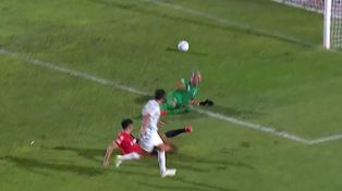 Newells sufre por sus errores y Atlético Tucumán no lo perdonó. Otra vez falló Víctor Cuesta.