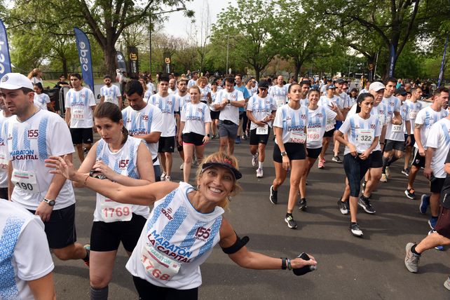 Felicidad. Los corredores coparon las calles con las camisetas celeste y blancas del maratón.