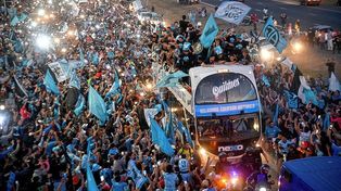 El colectivo que trasladó a los jugadores y que estuvo cerca de golpear un puente.