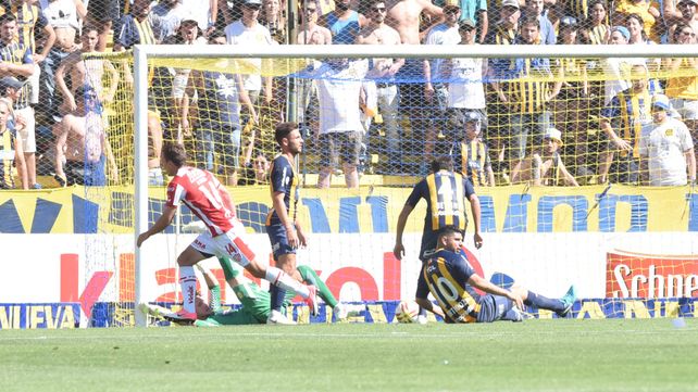 Primera estocada. Los jugadores de Central sufren la caída de su arco. Fue el tanto que abrió la victoria tatengue.